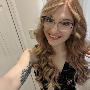 Meet your Posher, Caitlin